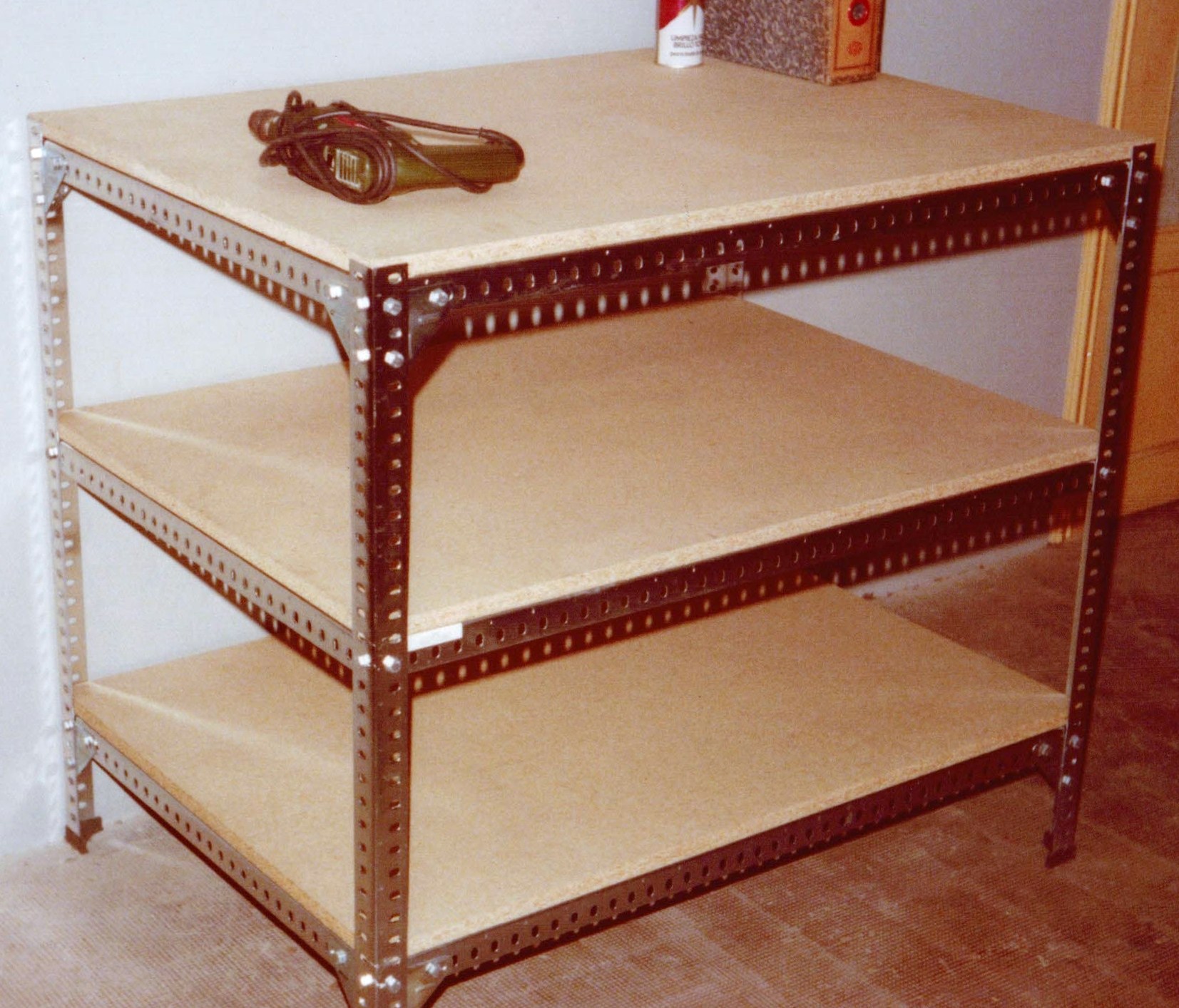 mesa con tablero aglomerado